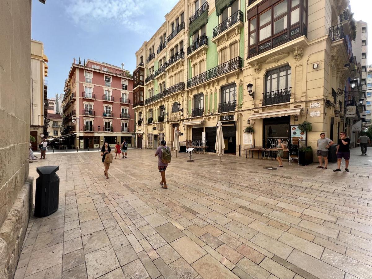 Cozy San Cristobal Apartment In Heart Of Alicante Exterior photo
